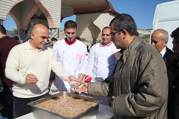 Hasan İbicioğlu - SDÜ - Aşure dağıtımı