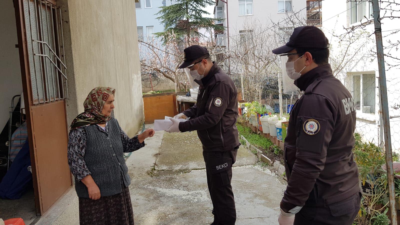 Dünyayı etkisi altına alan ve küresel bir sorun haline gelen Koronavirüs (Covid-19) salgınına karşı ülkemiz ulusal bir mücadele veriyor. Isparta da bu mücadeleyi önemsiyor, il merkezinden ilçesine, beldesinden köyüne kadar ulusal mücadelesine destek oluyor.