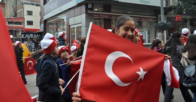 Isparta’da, Sarıkamış şehitleri için saygı yürüyüşünde bulunuldu. Havanın soğuk olmasına rağmen