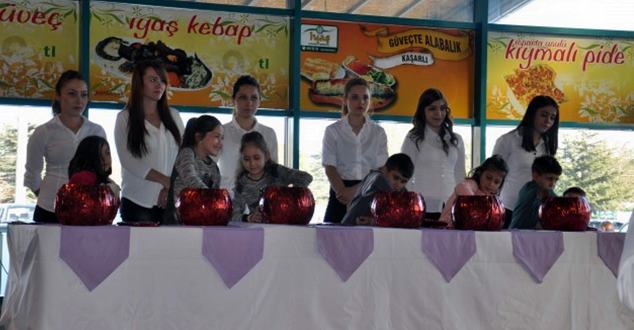 Iyaş Hipermarket “Alışveriş Sizden Arabalar Bizden” Kampanyası’nın çekilişleri yapıldı. 5