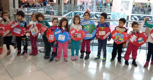 Isparta İstiklal Anaokulu öğrencileri Okullarında öğrendikleri Sevgi, Hoşgörü, Kardeşlik, Adalet,