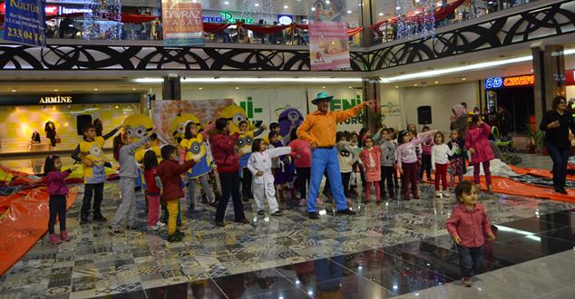 Çocukların ilgiyle takip ettiği çılgın sarı kafalar Iyaşpark AVM’de hafta