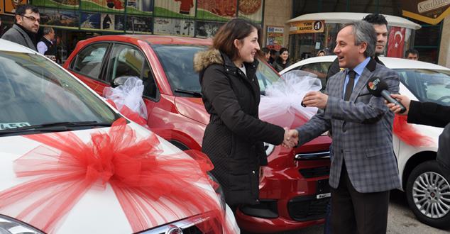 Iyaş Alışveriş Merkezinin düzenlemiş olduğu çekilişte, otomobil kazanan talihlilere, bugün saat