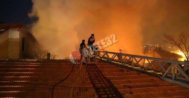 Isparta merkez Sav beldesinde çıkan yangında metruk bir bina tamamen
