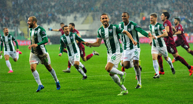 Bursaspor, yeni stadında ağırladığı Trabzonspor’u 2-0 geriye düşmesine rağmen 4-2
