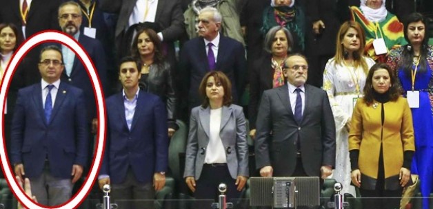 HDP’lileşen CHP’nin Genel Başkan Yardımcısı, sözde PKK marşı okunurken ayağa