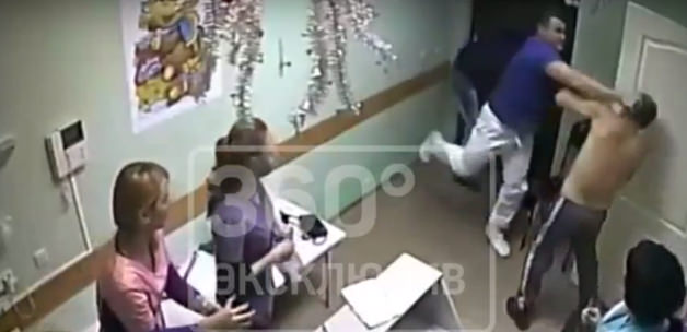 Rusya'da bir Doktor, hastasını hemşireye sarkıntılık ettiği gerekçesiyle tek yumrukta