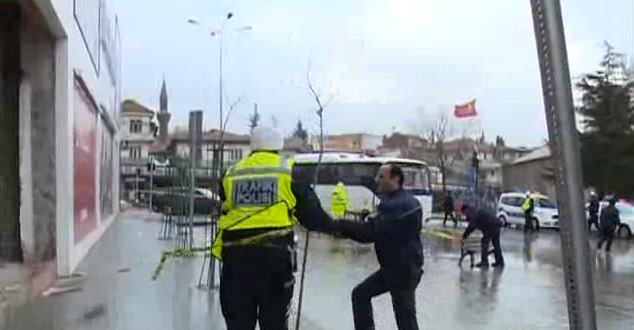 Isparta’da etkili olan fırtına şehit merkezinde bazı küçük hasarlar oluşturdu.