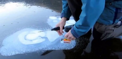 Donmuş gölde biriken gaz kibritle tutuşturuldu. Gaz buzun altından adeta