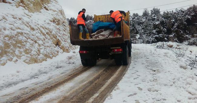 Don tutan büyük yollara özel araçlarla, küçük yollara küreklerle tuz