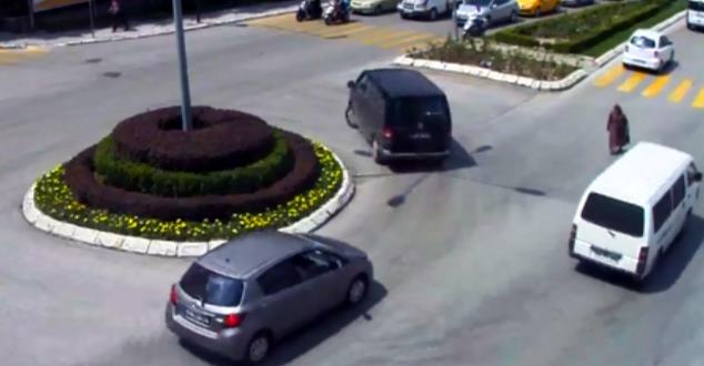 Isparta’da seyir halindeki araçların arasında hipnotize olmuş gibi yürüyen yaşlı