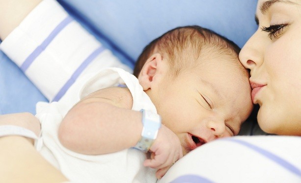 Türk vatandaşlarına canlı doğan birinci çocuğu için 300 TL, ikinci