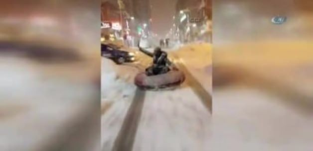 Rize’de bir grup genç, yağan karı fırsata dönüştürüp, şehrin en