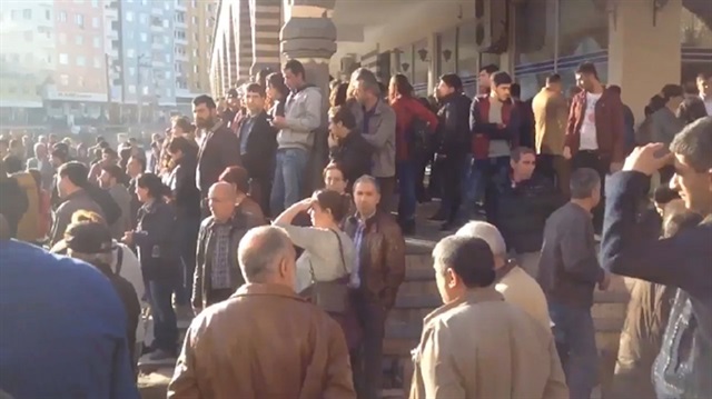 Selahattin Demirtaş'ın çağrısı ile Diyarbakır'da toplanan HDP'liler, "Savaş istiyoruz" diye