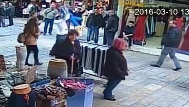 İzmir'de Suriyeli çocuğu havaya kaldırıp acımasızca yere vuran şahıs, çocukların