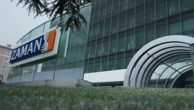 Zaman gazetesine kayyum ataması sonrası gazete çalışanları polise güçlük çıkardı.