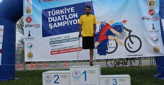 Tek bacağıyla bisiklet süren 27 yaşındaki Abdulkadir Özoğul, profesyonel sporculuğa