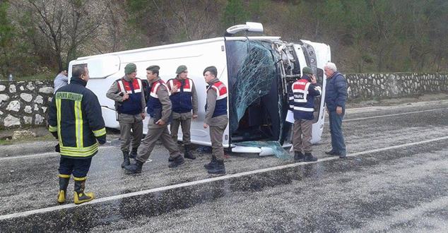 Isparta İsmet Paşa Caddesi Camlı Cami Kavşağında iki otomobil çarpıştı.