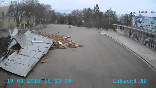 Sokakta yürüyen anne ve küçük kız ölümden son anda kurtuldu.