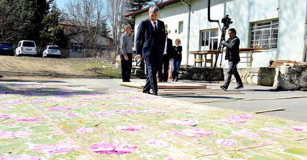 Isparta Belediyesi şehir süsleme sanatı çalışmalarını sürdürüyor. Bu kapsamda şehre