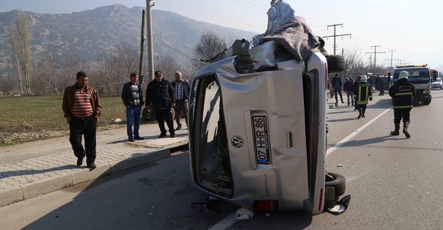 Isparta’da Suriyelileri taşıyan minibüsün park halindeki kamyonete çarpması sonucu 1