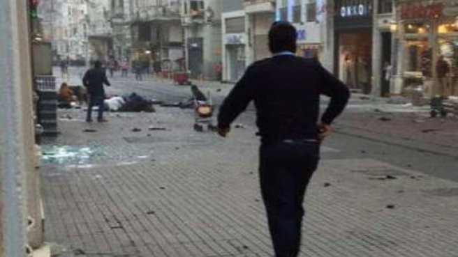 İstanbul İstiklal Caddesi’nde patlama meydana geldiği ve yaralılar olduğu belirtiliyor.