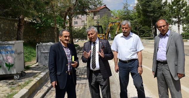 Isparta Belediyesi havaların ısınmasıyla birlikte 2016 yılı asfalt sezonunu açtı.