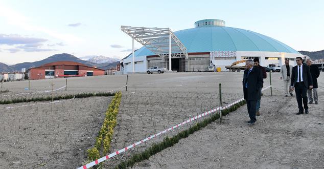 Isparta’nın dört bir köşesine bu sezon 280 bin gül dikilirken,