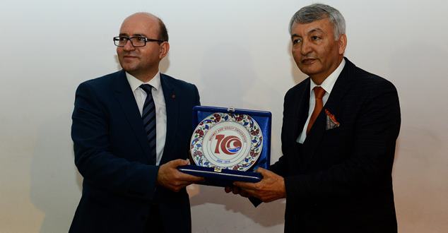 Isparta Belediye Başkanı Yüksek Mimar Yusuf Ziya Günaydın, Mehmet Akif