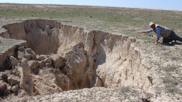 Konya'nın Karapınar ilçesinde 64 metre çapında ve 30 metre derinliğinde