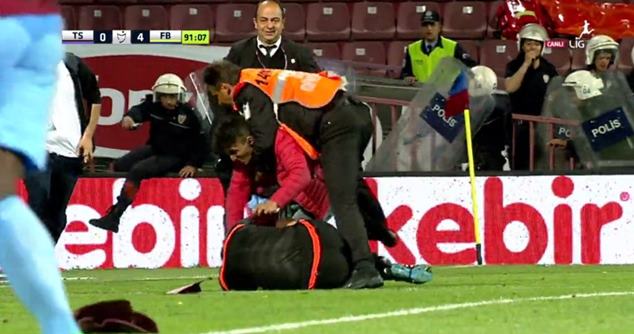 Trabzonspor – Fenerbahçe maçında sahaya atlayan iki zanlı da serbest