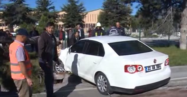 İstanbul Caddesinde sürücünün direksiyon hakimiyetini kaybetmesi nedeniyle otomobil orta refüje