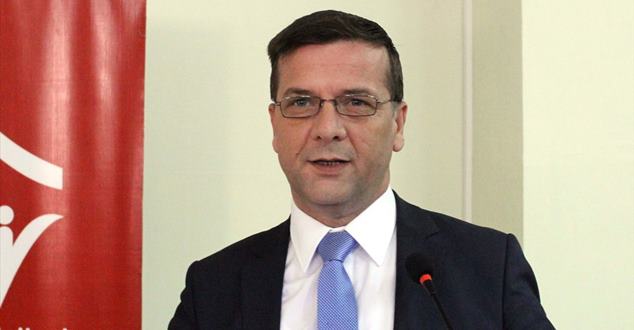 Geçen salı makam odasında tabancayla başına ateş ederek ağır yaralanan