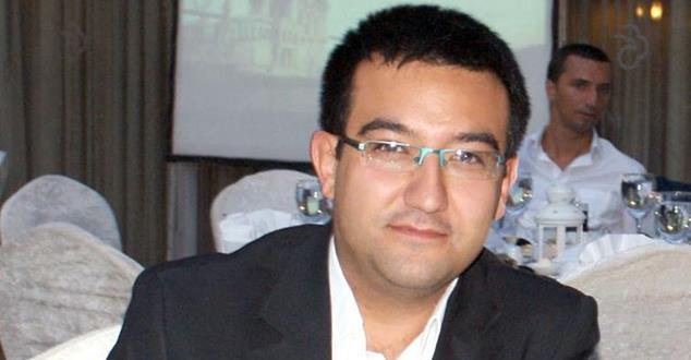 Bayrak kutsaldı değil mi? Bayrak şerefti değil mi? Bayrak onurdu