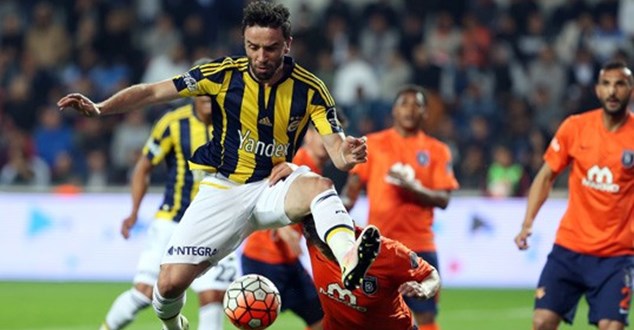 Şampiyonluk yarışında Başakşehir deplasmanında hüsran yaşayan Fenerbahçe şampiyonluk umutlarını bitirdi.