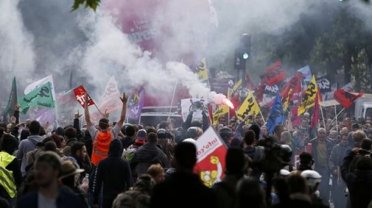 Fransa'da akaryakıt krizi sürerken, havacılık ve demiryolu taşımacılığında çalışanlar da