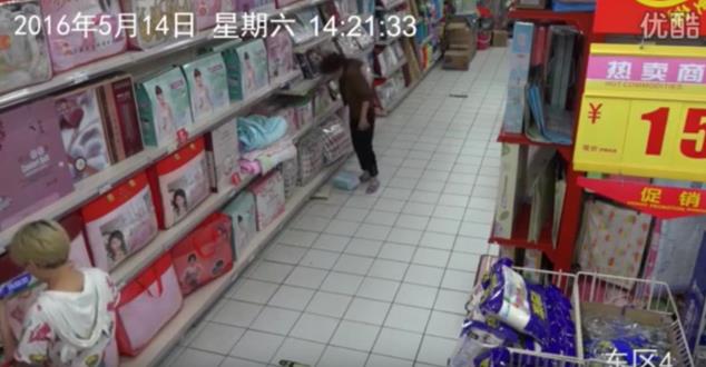 Orta yaşlı kadın marketin reyonlarda raflara bakarken görünüyor. Reyonun tam