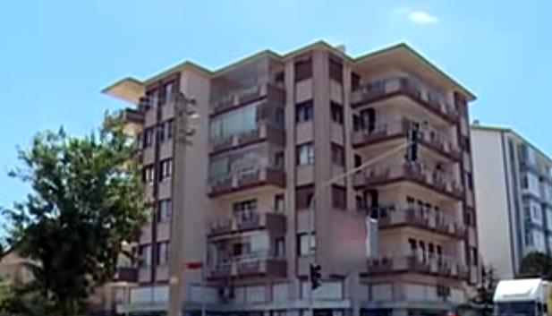 Isparta'da psikolojik sorunları olduğu ileri sürülen 88 yaşındaki şahıs binanın