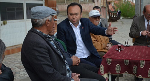 Orma’daki bir kamyoncu esnafı, kendilerini ziyarete gelen CHP Isparta Milletvekili