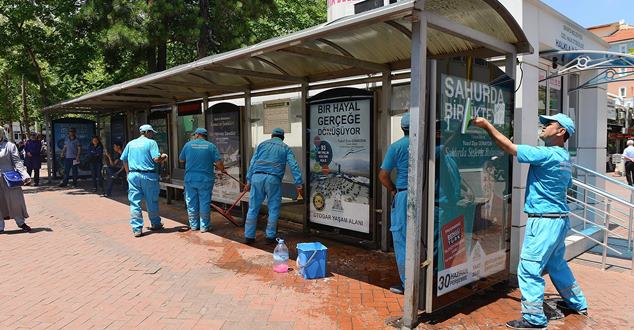 Isparta Belediyesi Temizlik İşleri Müdürlüğü’nce, şehirde bulunan otobüs durakları başta