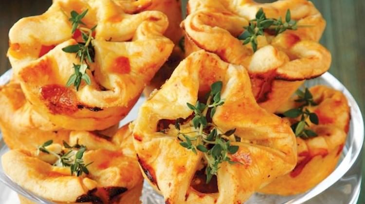 Malzemeler Hamuru için 500 g un 1 tatlı kaşığı tuz