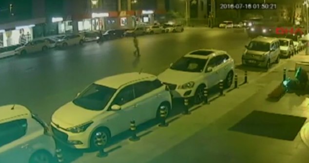 Darbe karşıtı tek başına caddenin ortasında. Üzerine gelen tankın karşısına