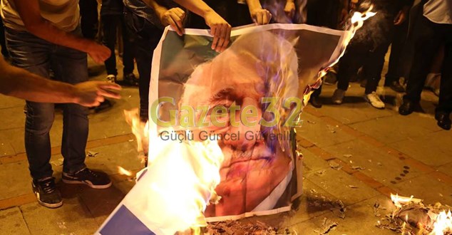 FETÖ elebaşısı Gülen’in fotoğrafını yaktılar