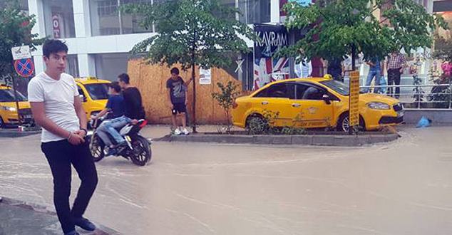 Aşırı sıcakların ardından gelen yağmur Isparta cadde ve sokaklarını felç