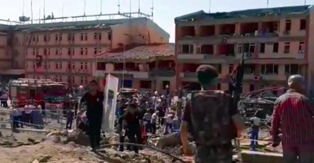 Elazığ Emniyet Müdürlüğü önünde patlama meydana geldi. Patlamada 3 şehit ve