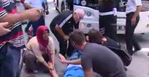 Isparta'da Halk otobüsü ile kamyonetin arasına sıkışan Süleyman Ersoy yaralandı.