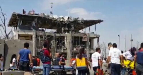 Diyarbakır Bölge Trafik Denetleme İstasyon Amirliği’ne bombalı araçla saldırı düzenlendi.