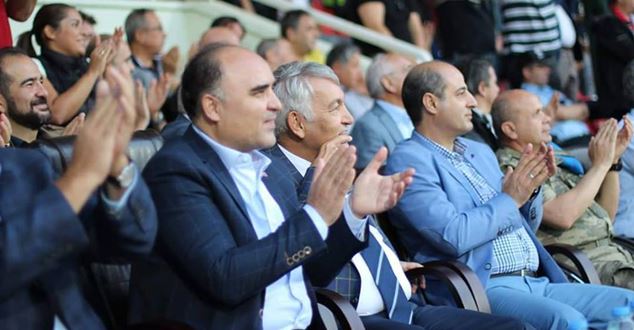 Isparta Davrazspor’un  Alanyaspor’u 3-1 mağlup ettiği karşılaşmayı Isparta Valisi Şehmus