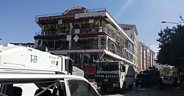 Van'da AK Parti İl Başkanlığı önündeki polis kontrol noktasına bölücü