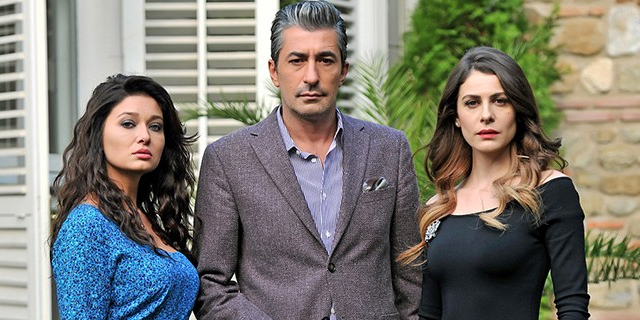 Başrollerini Erkan Petekkaya, Ebru Özkan, Barış Falay ve Mine Tugay’ın
